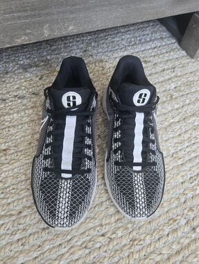 Nike Women's Black and White Knit Sneakers